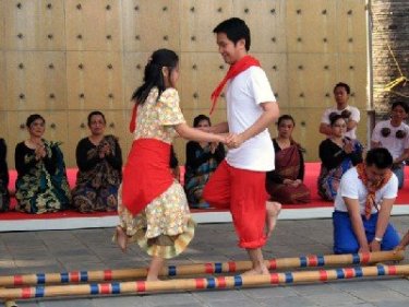 這是菲律賓的"Tinikling"跳舞。